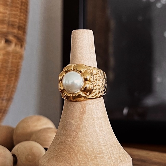 Jewelry - 18K GOLD PLATED TEXTURED PEARL EGG RING